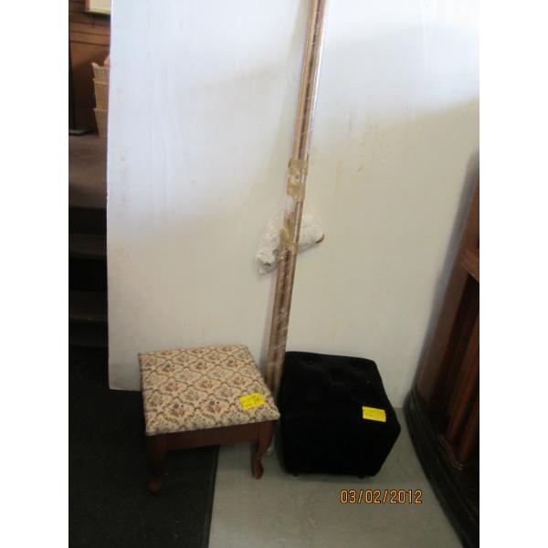 2 FOOTSTOOLS & FLOOR TO CEILING FLOOR LAMP