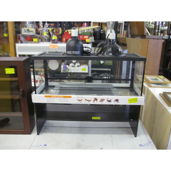 LIZARD AQUARIUM W/LIGHTS & STAND