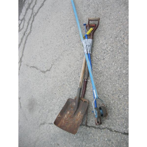 BUNDLE OF GARDEN TOOLS