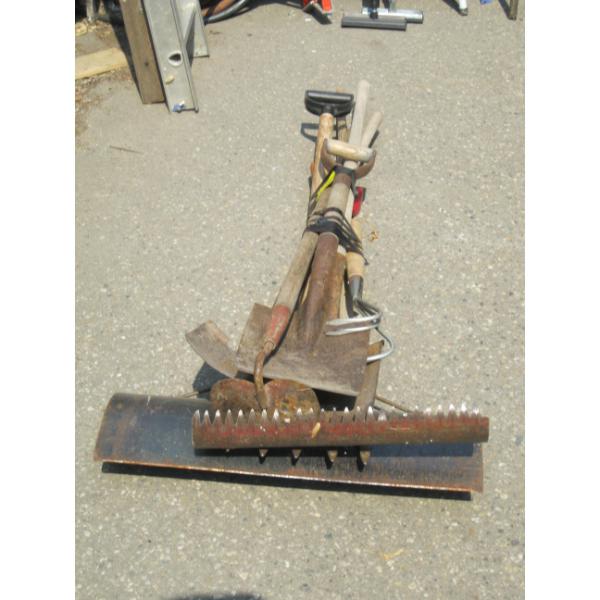 BUNDLE OF GARDEN TOOLS