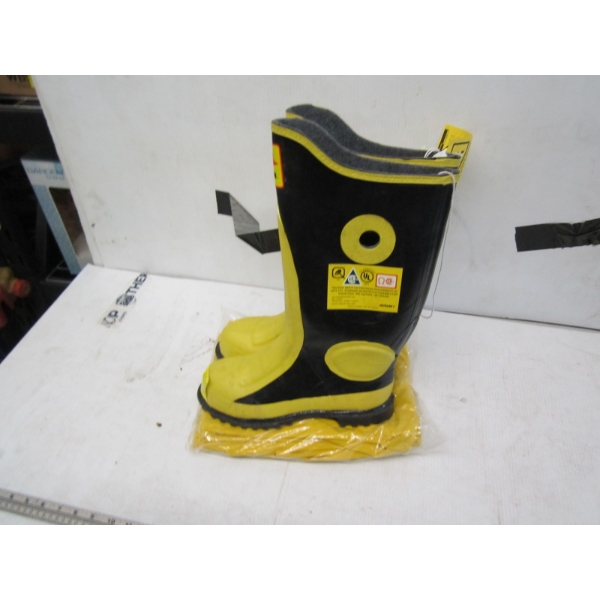 PAIR OF SZ 5 STEEL TOE GUMBOOTS W/NEW 3 PIECE RAIN SUIT, SZ CL