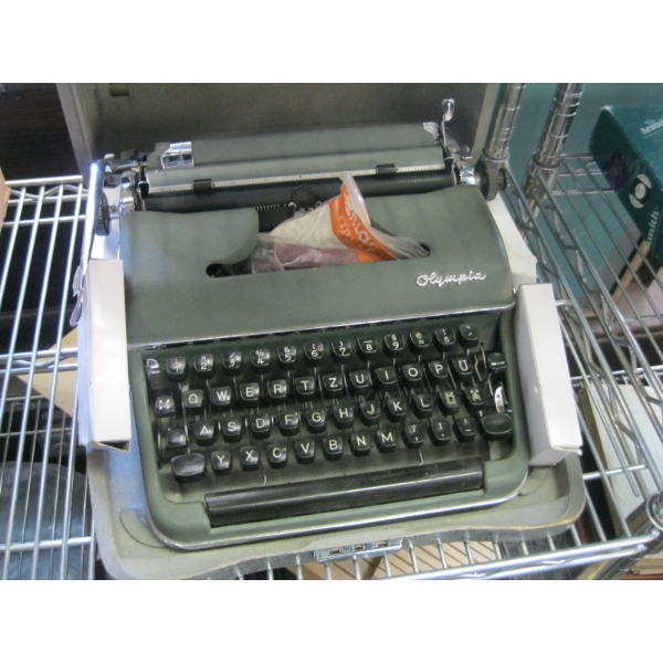 VINTAGE OLYMPIA MANUAL TYPEWRITER