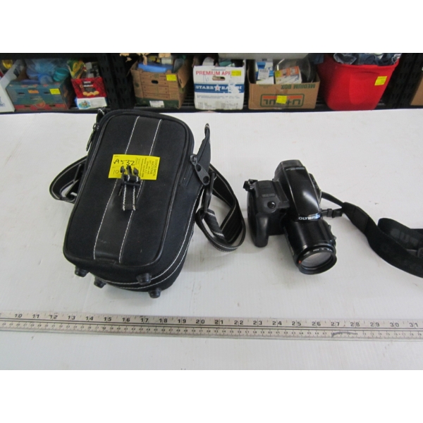 OLYMPUS DIGITAL CAMERA W/BAG