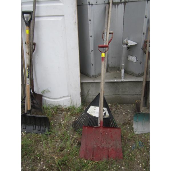 BUNDLE OF ASST. GARDEN TOOLS