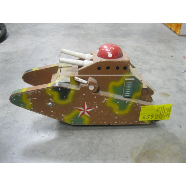 WOODEN TANK ON WHEELS W/MOVEABLE GUNS