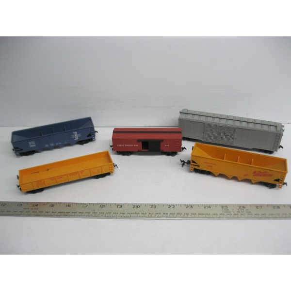 5 HO SCALE TRAIN CARS