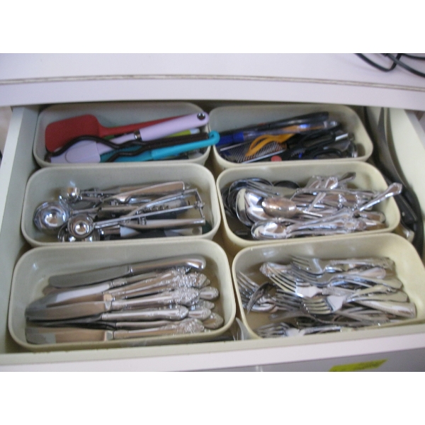 DRAWER W/ASST. KITCHEN UTENSILS, KNIVES, CUTLERY, ETC.