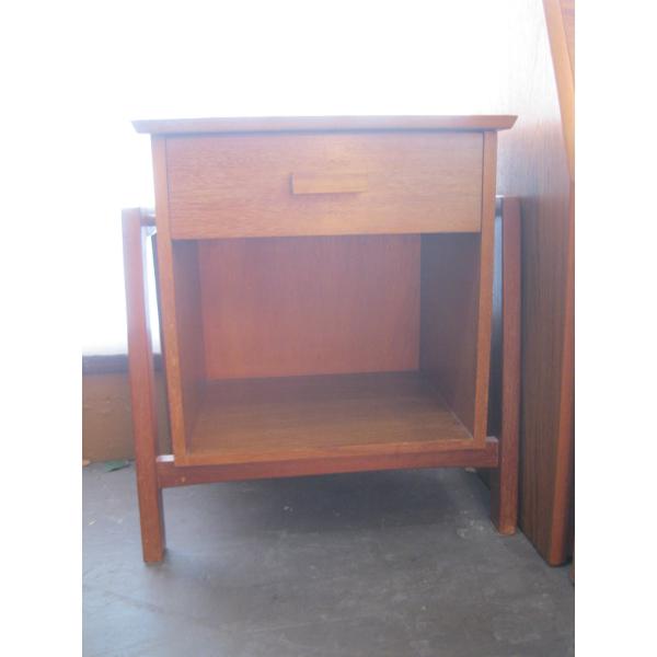 SINGLE DRAWER MCM TEAK END TABLE/NIGHTSTAND