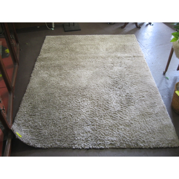 GREYISH SHAG CARPET, APPROX. 5'3"X7'3"