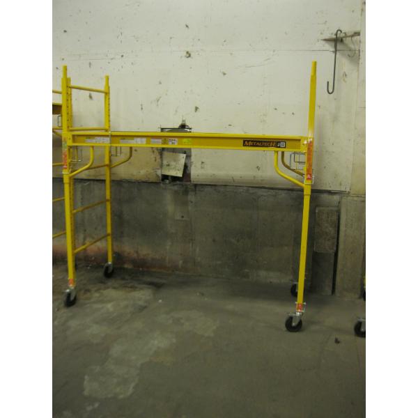 METAL TECH ADJUSTABLE SCAFFOLD ON CASTORS