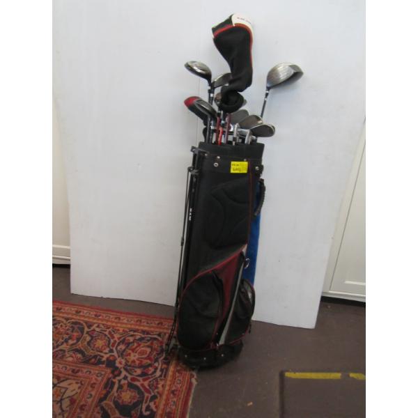 SET OF GOLF CLUBS IN BAG