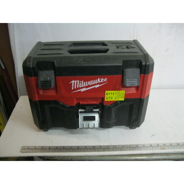 MILWAUKEE CORDLESS VACUUM - NO HOSE OR BATTERY & 1 SIDE LOCK IS NOT WORKING