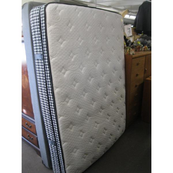 QUEEN SIZE BOX SPRING/MATTRESS