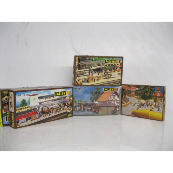 5 BOXES OF HO BUILDINGS & ACCESS.