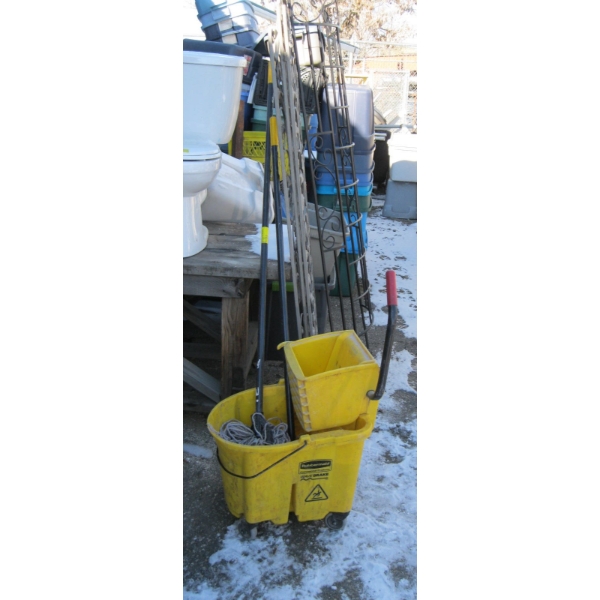 MOP BUCKET W/MOP, SQUEEGEE