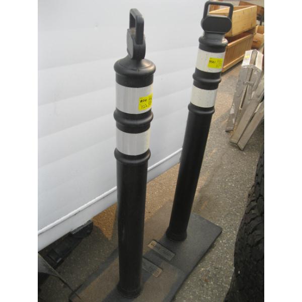 2 REFLECTIVE MARKER POSTS