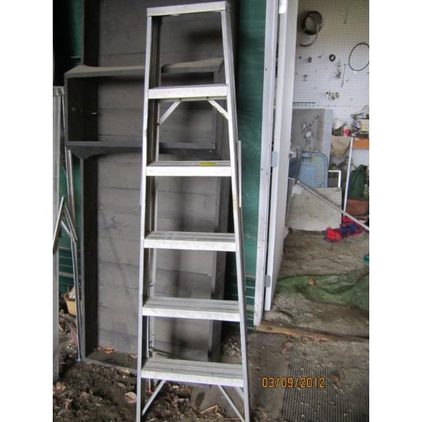 6' ALUMINUM STEPLADDER