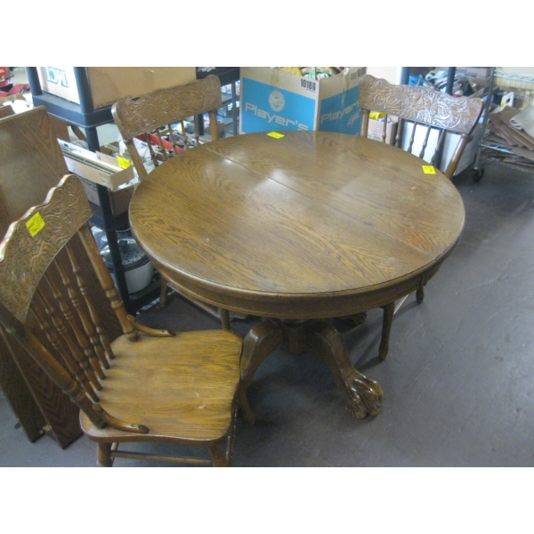 ROUND OAK DINING TABLE W/2 LEAVES & 3 PRESS BACK CHAIRS