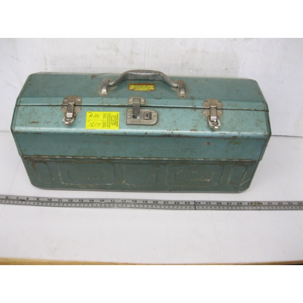 FOLD OUT TACKLEBOX W/ASST. TACKLE
