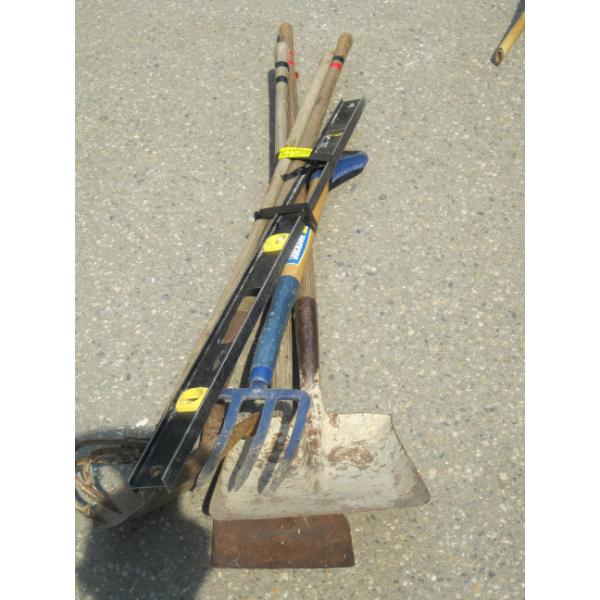 BUNDLE OF GARDEN TOOLS
