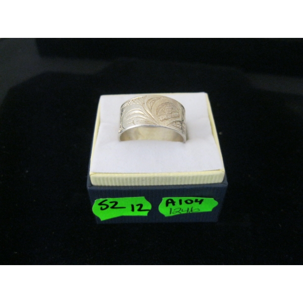 MEN'S SILVER W/NATIVE DESIGN RING, SIGNED RES 2001, SZ 12