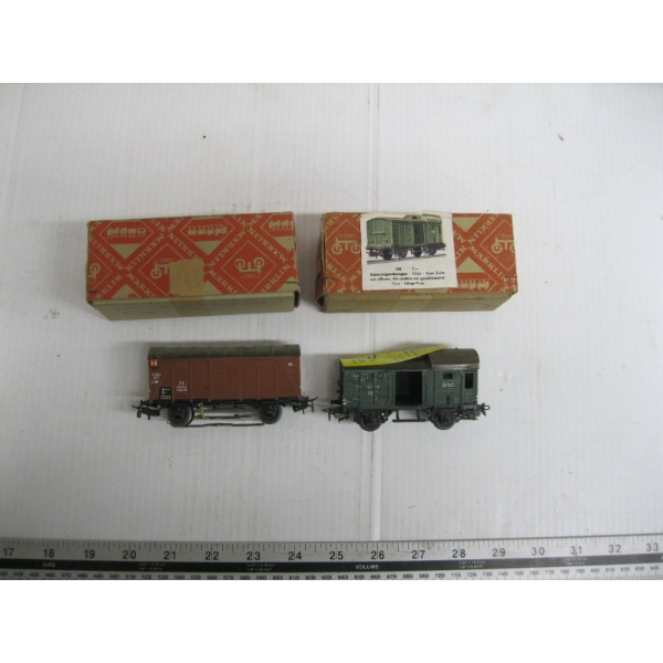 2 HO TRAIN CARS