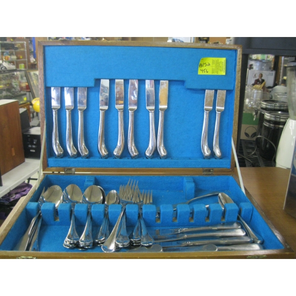 SET OF STAINLESS STEEL FLATWARE - CASED SET