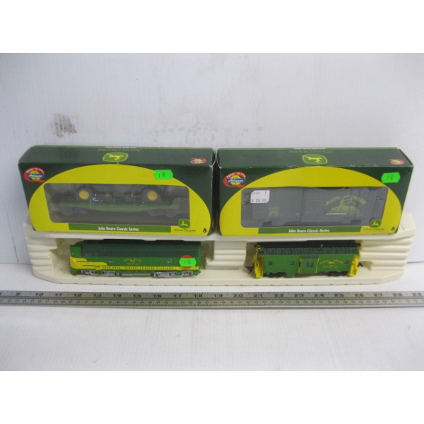 JOHN DEERE HO SCALE ENGINE & TRAIN CARS