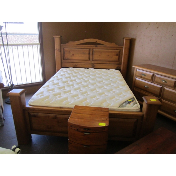 QUEEN SIZE PINE BEDFRAME