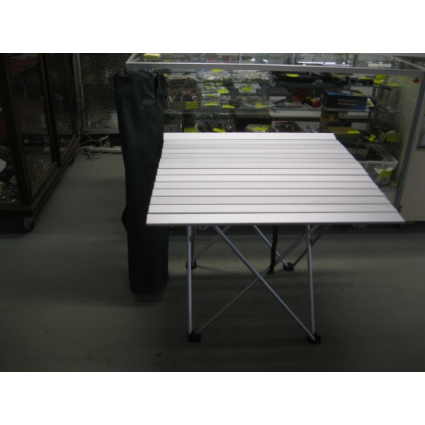 FOLDING TABLE