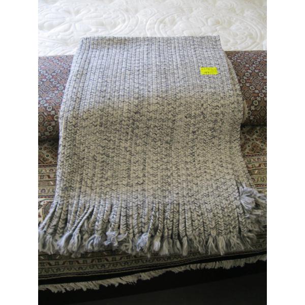 THROW RUG W/TASSLES - GREY/WHITE