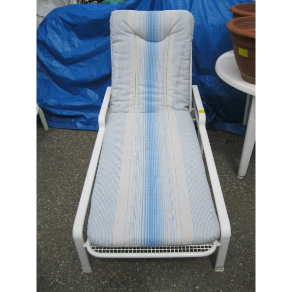 LOUNGE CHAIR