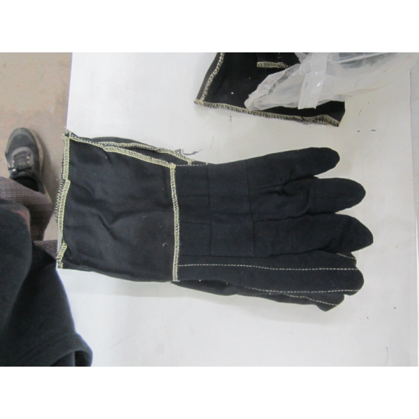 BAG W/12 PAIR OF GLOVES