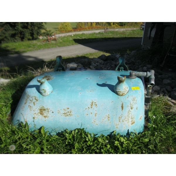 ENAMEL BATHTUB W/4 FEET