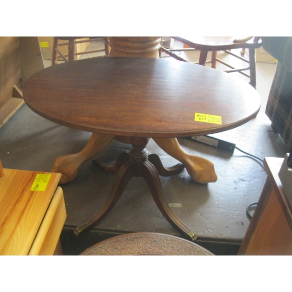 OVAL TOP DUNCAN PHYFE BASED SINGLE PEDESTAL OCCASIONAL TABLE