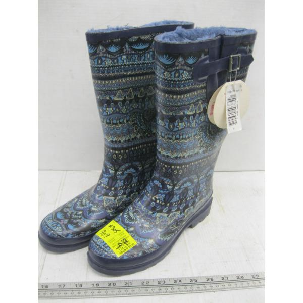 PAIR OF SZ 9 NEW INSULATED BOOTS