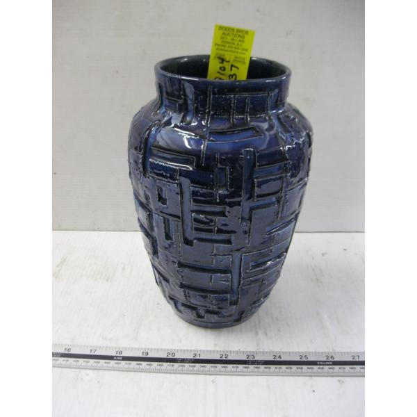 ITALIAN B.G. POTTERY VASE