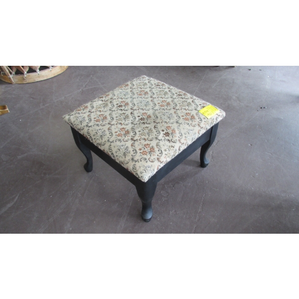 SM. PADDED TOP STOOL