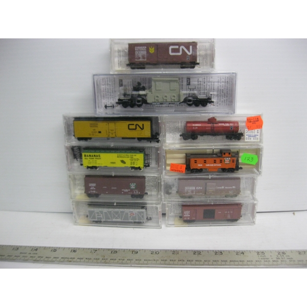 10 N SCALE TRAIN CARS