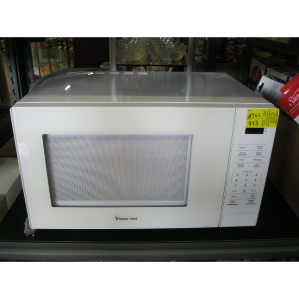 MAGIC CHEF WHITE MICROWAVE