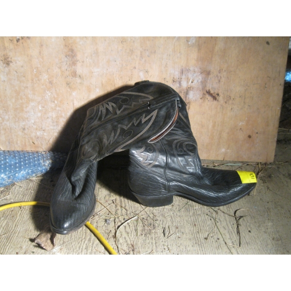 PAIR OF BOULET SZ 10.5 BLACK COWBOY BOOTS