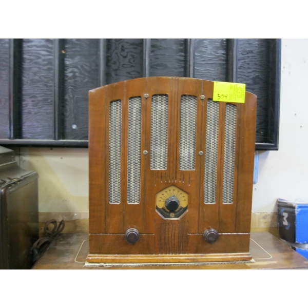 GENERAL ELECTRIC WOOD CASED MANTLE RADIO