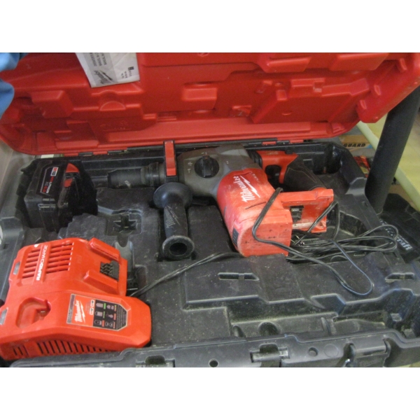 MILWAUKEE 1" ROTARY HAMMER IN CASE W/BATTERY & CHARGER