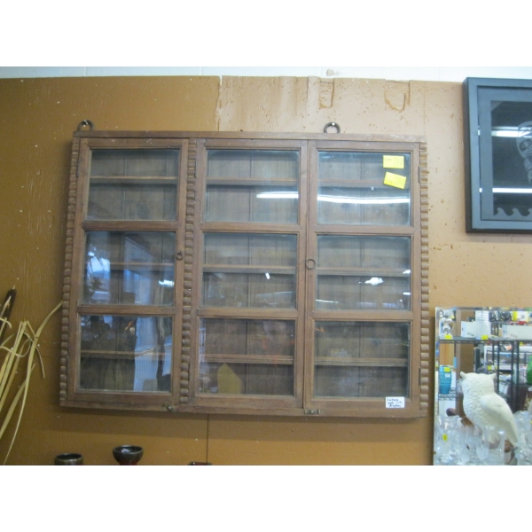 LG. VINTAGE WALL MOUNT DISPLAY CASE