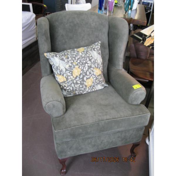 GREEN WINGBACK CHAIR W/CUSHION