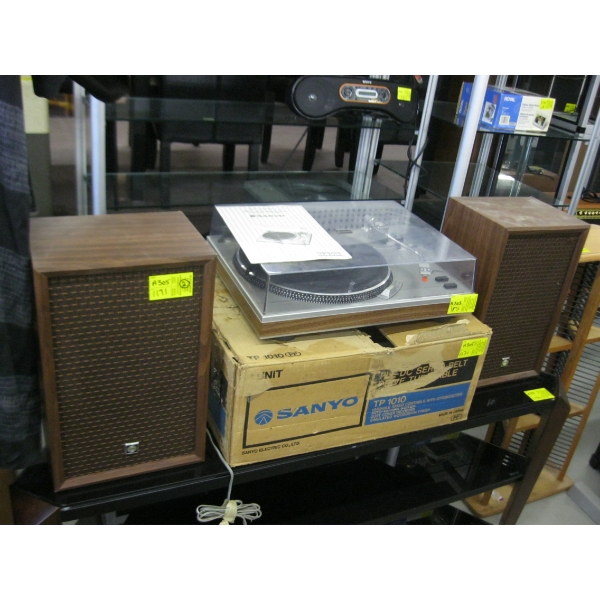 SANYO TP1010 TURNTABLE & 2 SANYO SPEAKERS