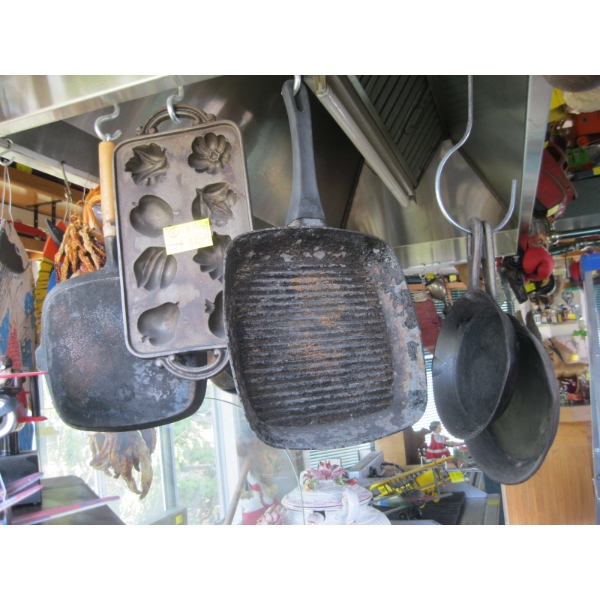 5 CAST IRON PANS