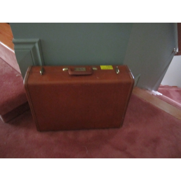 VINTAGE LEATHER SUITCASE