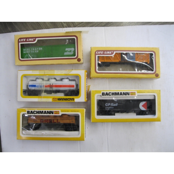 5 HO SCALE TRAIN CARS