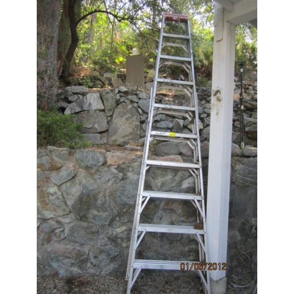 10' ALUMINUM STEPLADDER